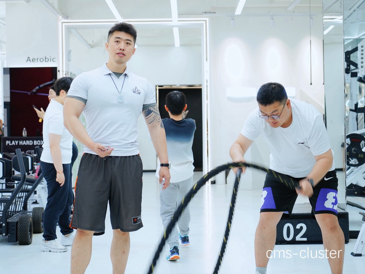 教练示范动作