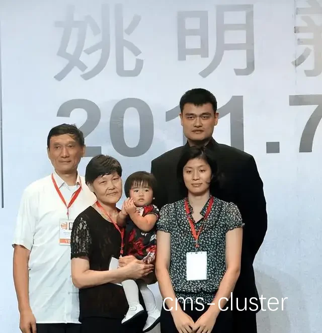 慈善活动中的篮球明星