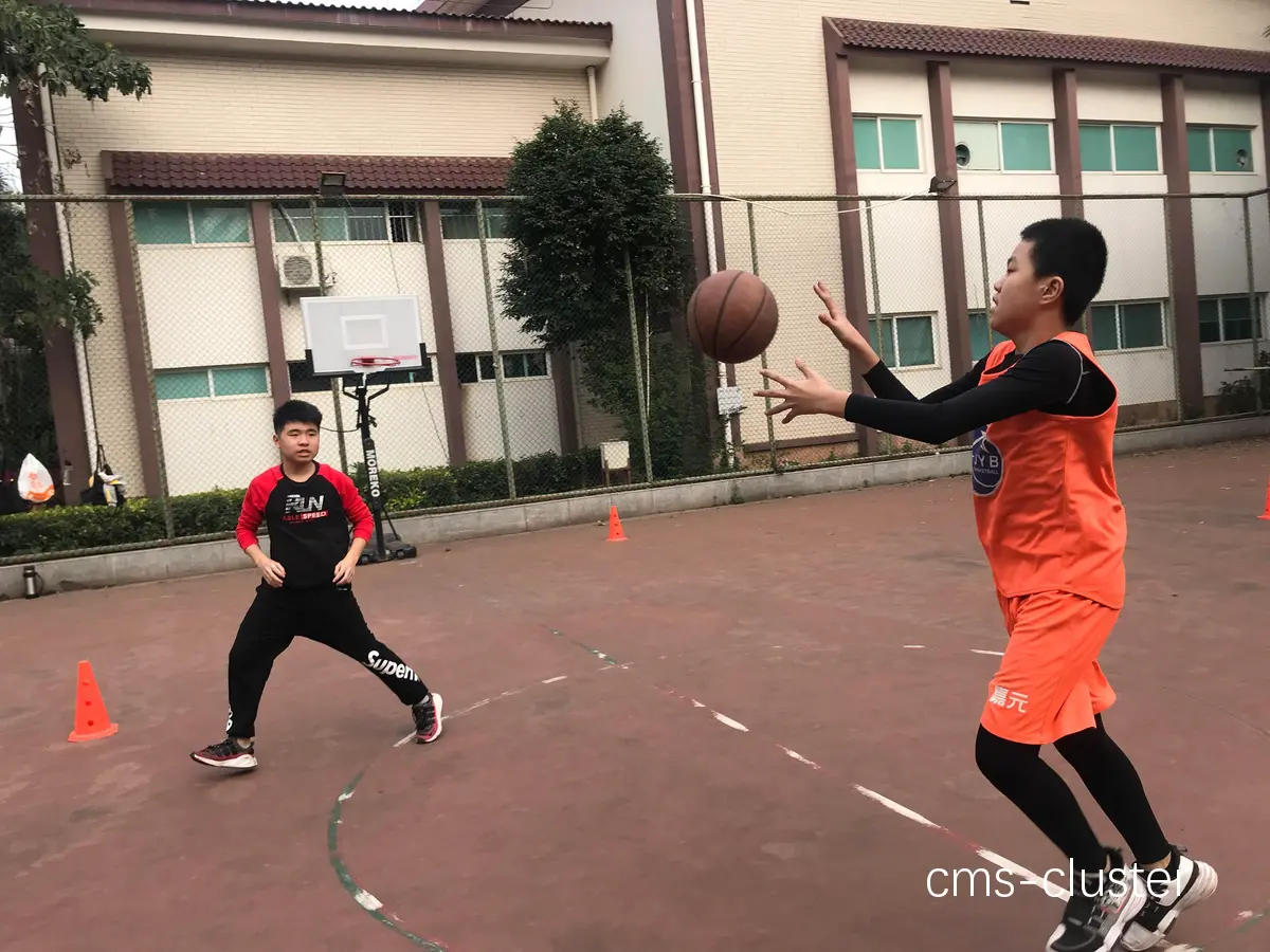 高校篮球队训练