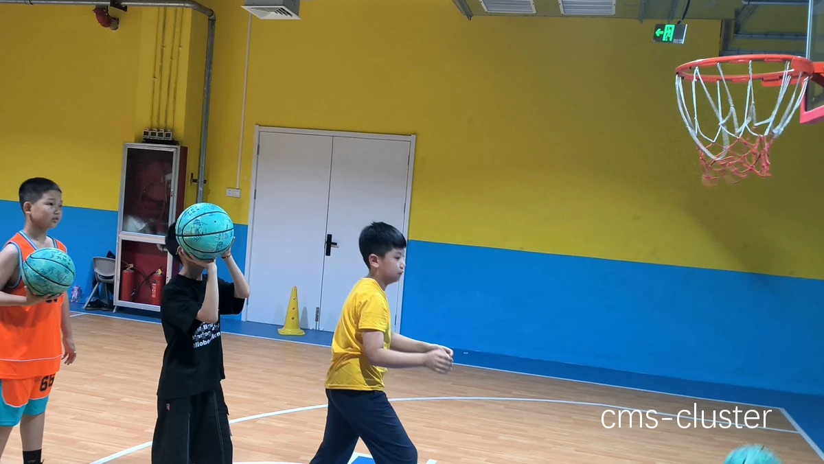 孩子练习投篮