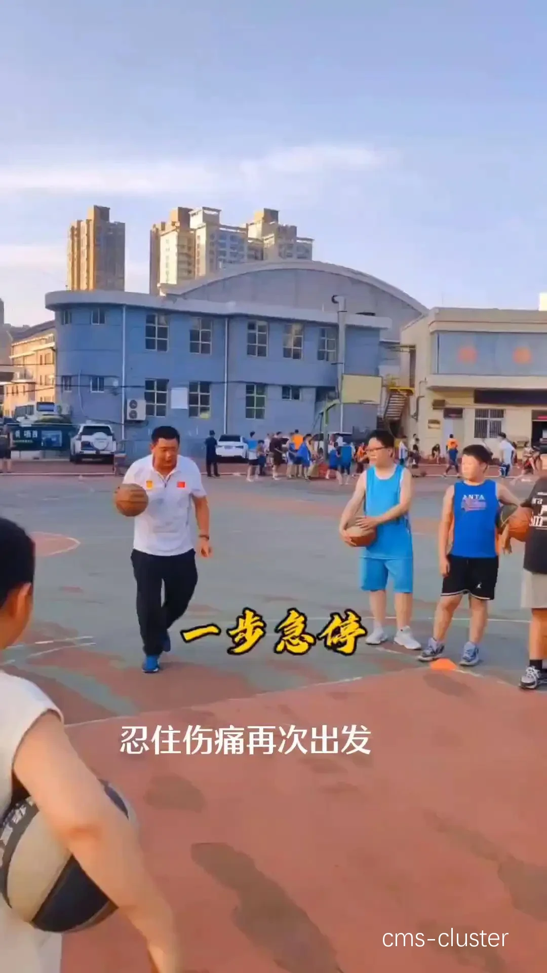 教练正在直播讲解投篮技巧,吸引了大量粉丝围观。 篮球训练营直播截图