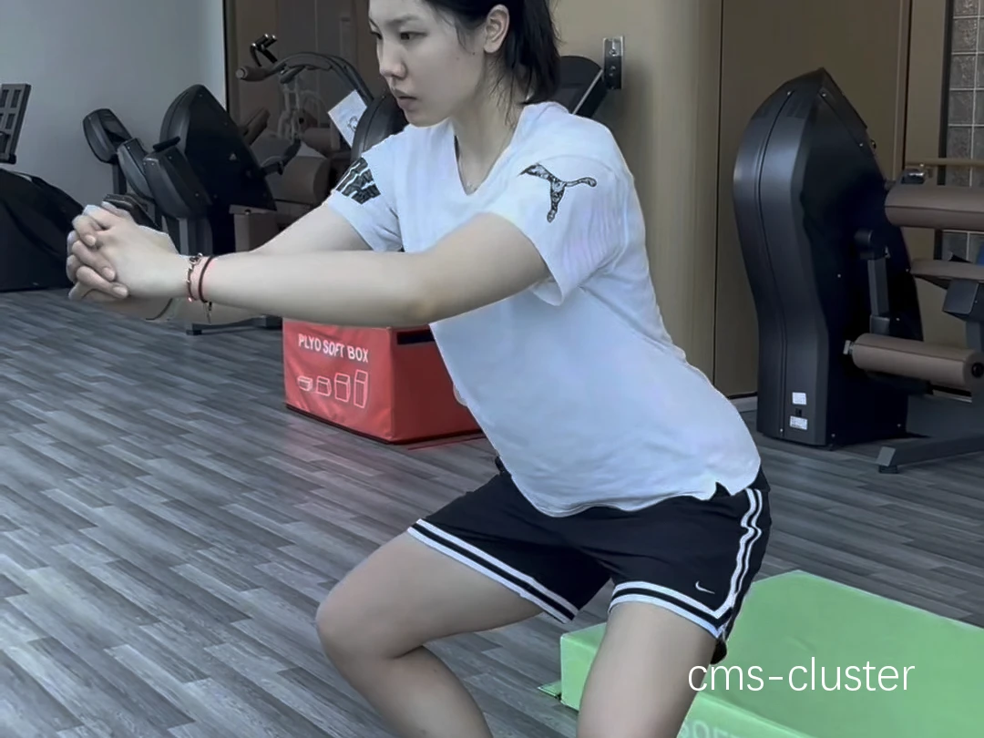 女篮球员训练场景