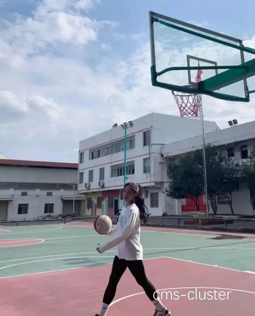 女性篮球运动员刻苦训练