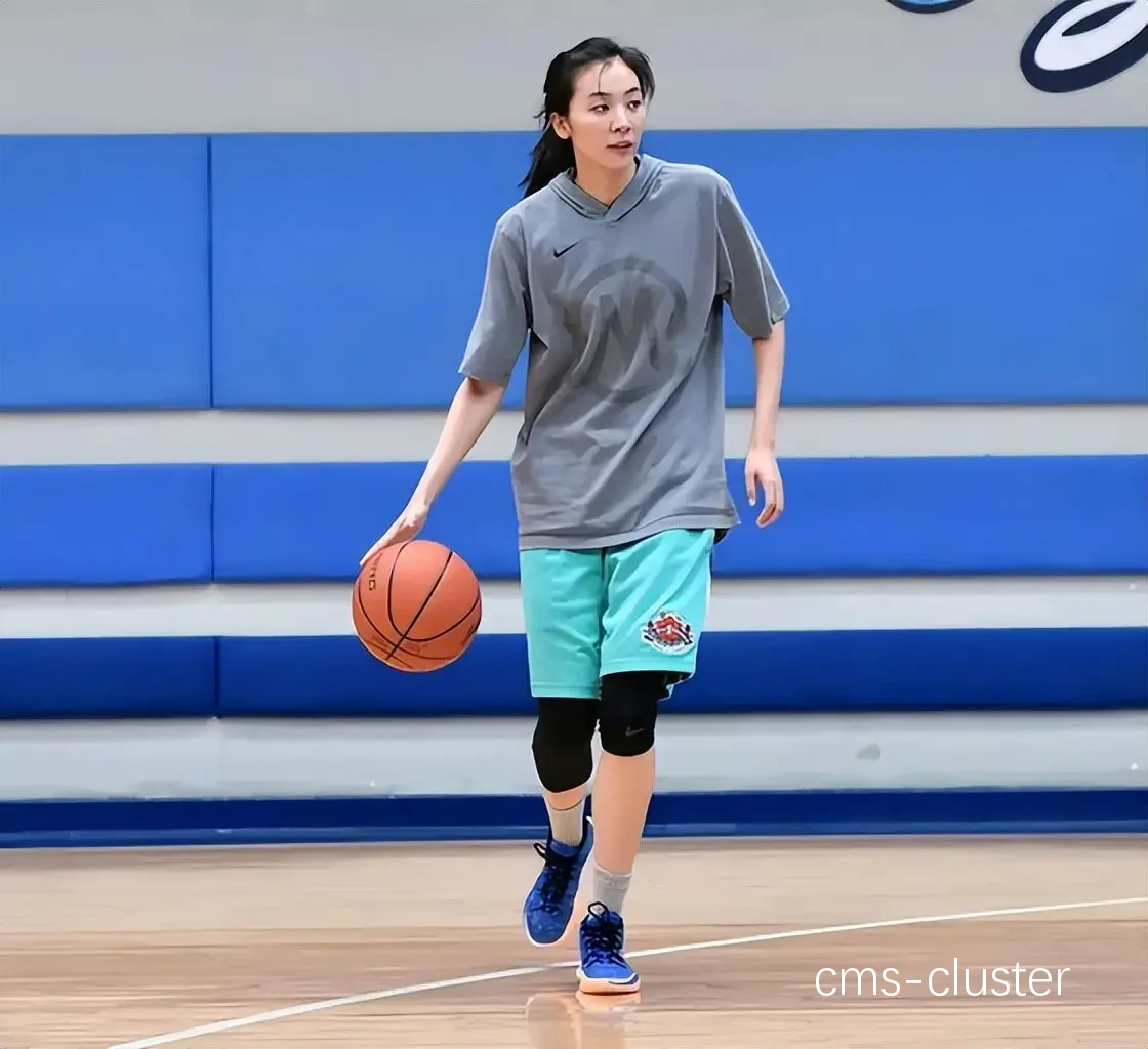 女性篮球运动员训练