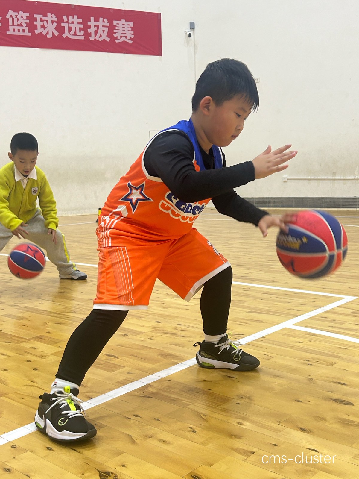 青少年在教练指导下进行运球练习 青少年篮球训练