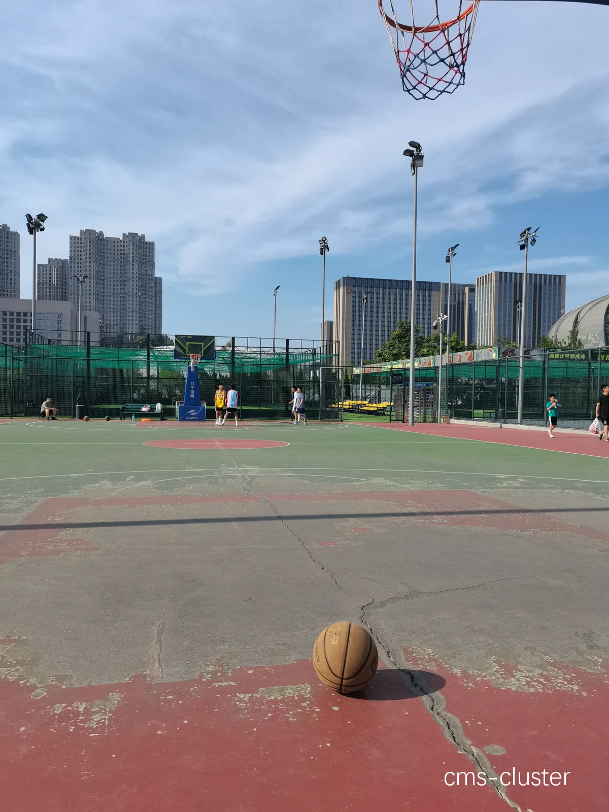 室外篮球场实景