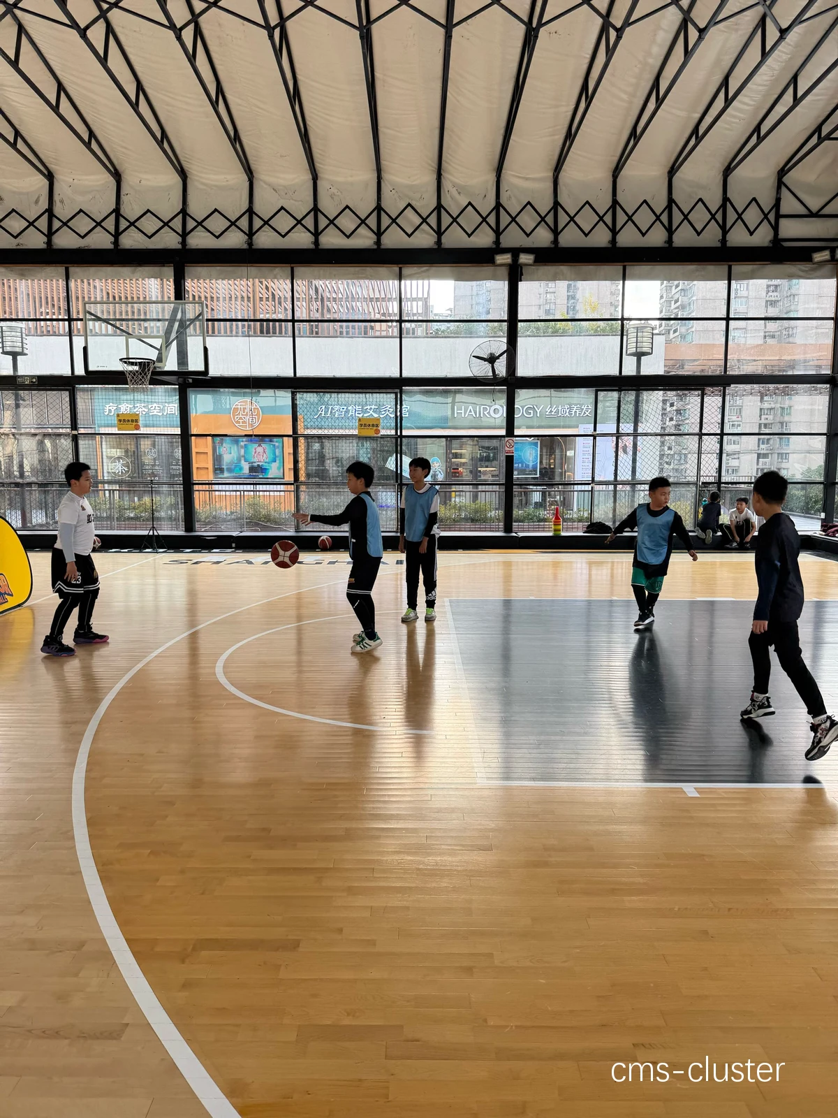 学校篮球场地改造前后对比