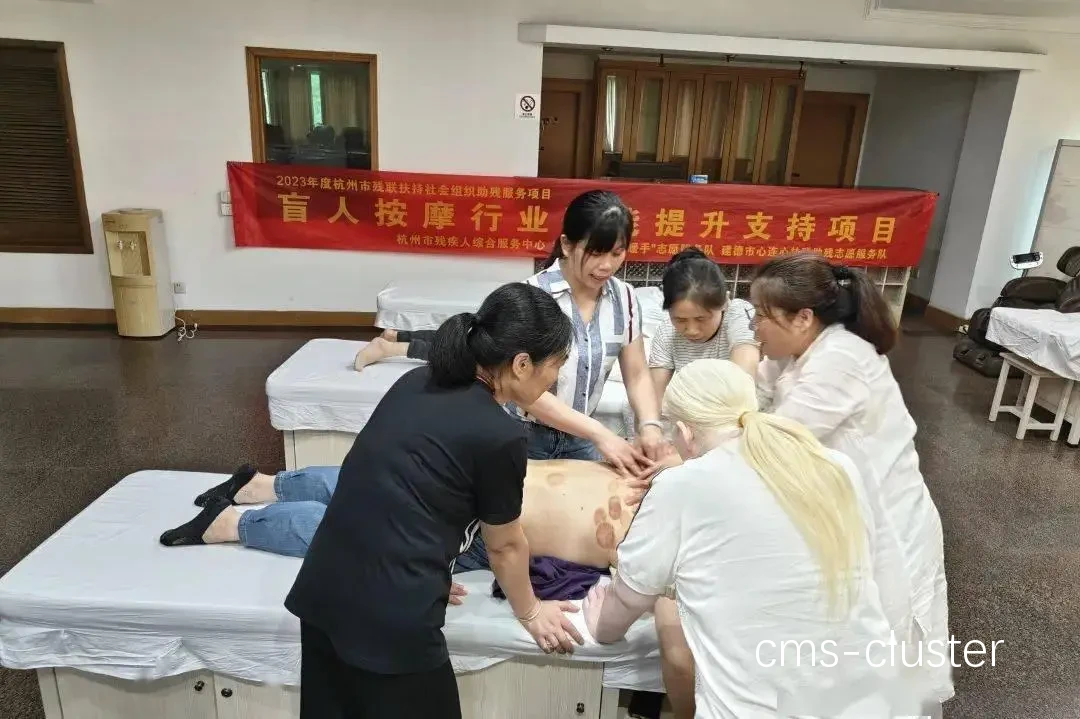教练与残障学员互动