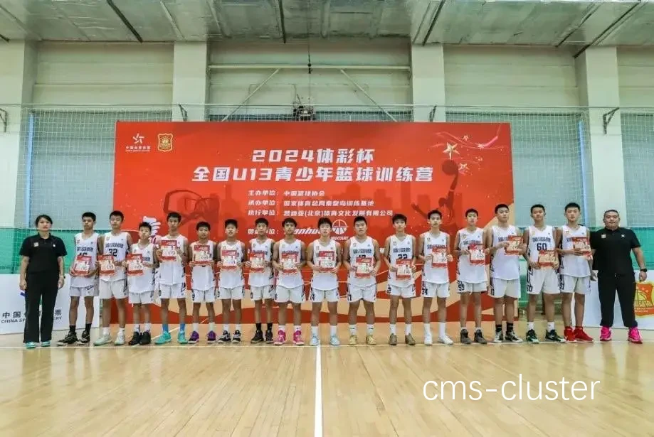 退役篮球运动员与青少年互动
