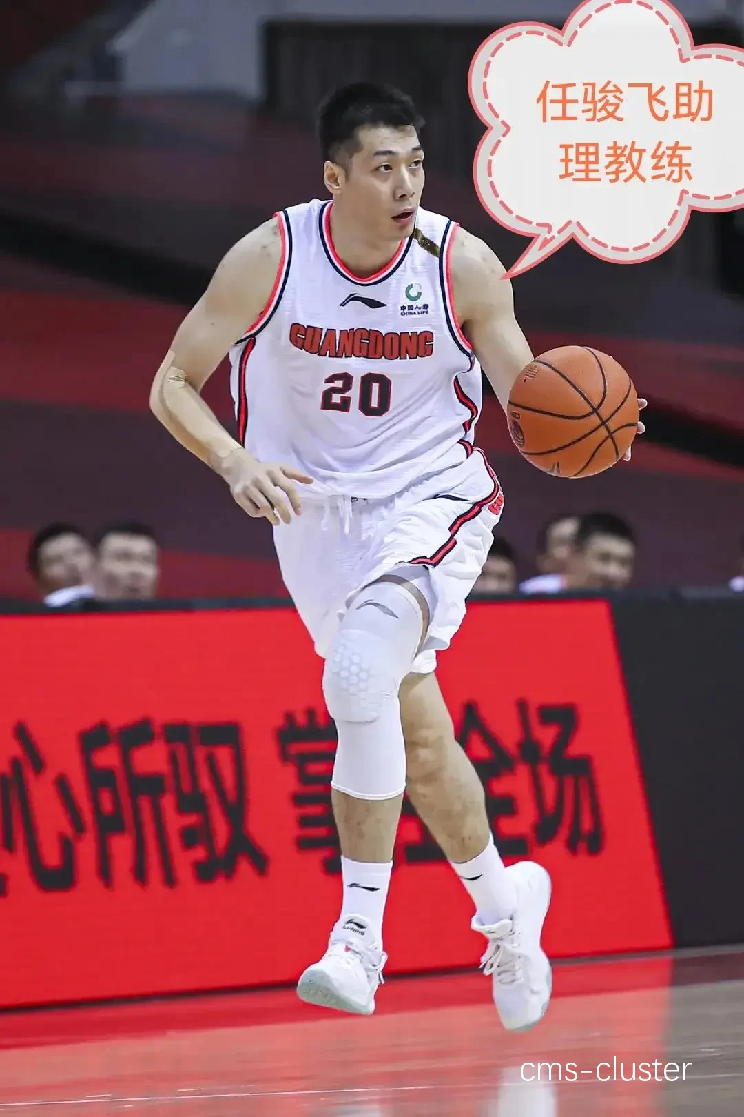 通过观看比赛录像,教练发现该球员在第四节多次成功组织进攻,展现了出色的比赛阅读能力。 比赛录像截图