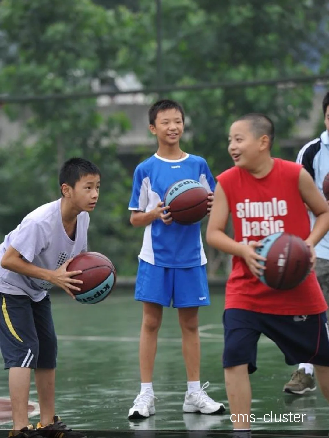 孩子们在球场上的笑容
