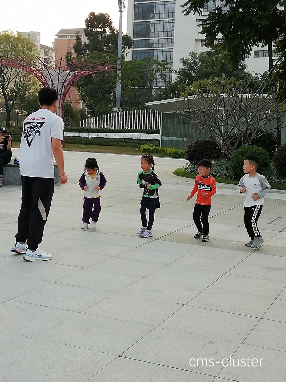 孩子在教练指导下进行热身训练