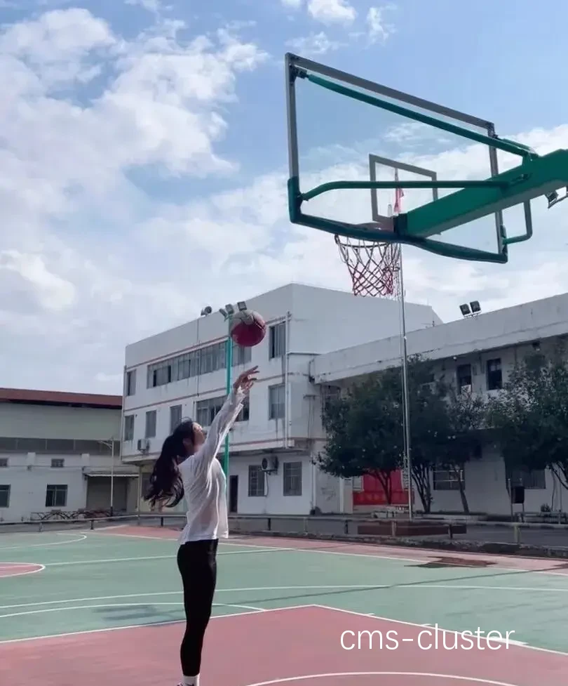 女性篮球运动员如何在训练中展现拼搏