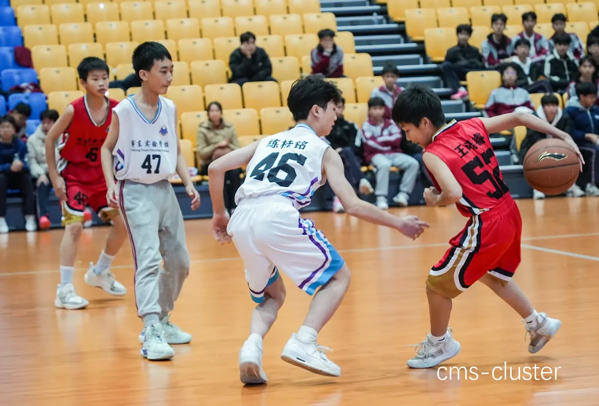 教练如何指导学生与篮球伙伴更好地合作